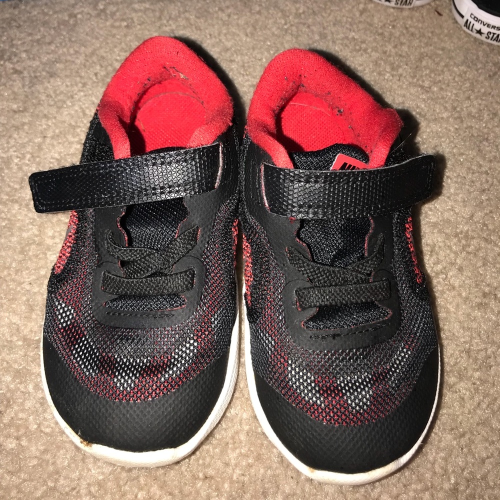 Toddler Nike shoes size 7